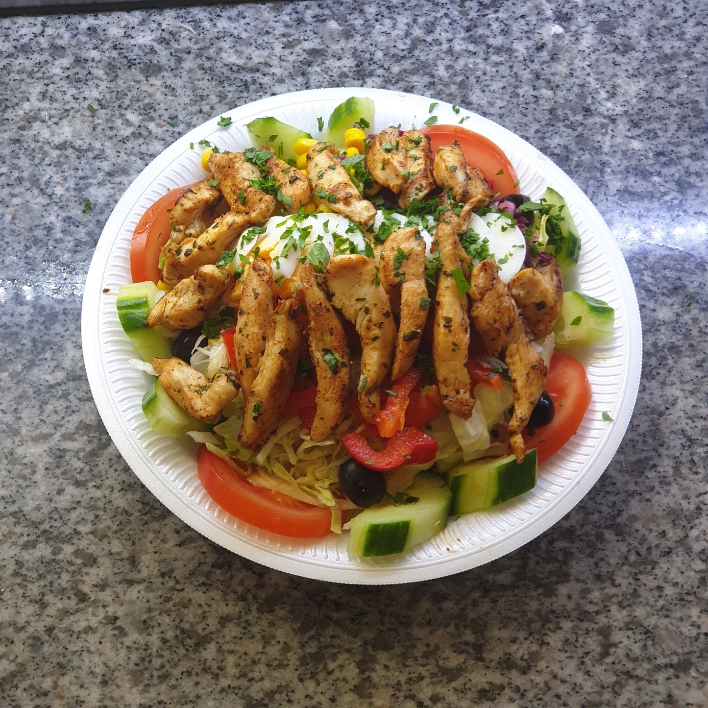 Salat mit Hähnchen Streifen