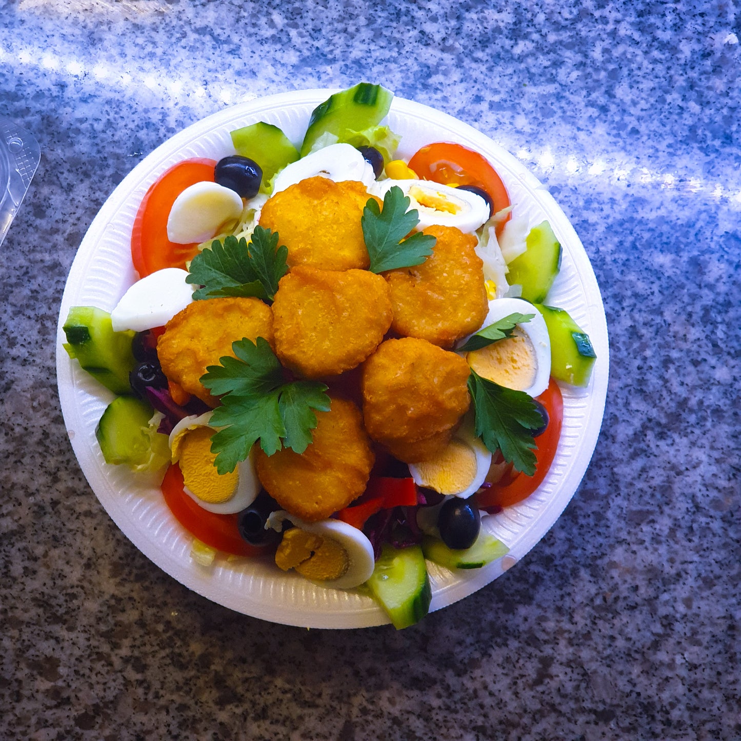 Salat mit Chicken Nuggets